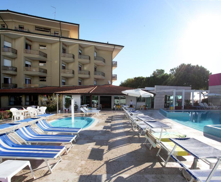 Hotel Bristol Lignano Sabbiadoro Eksteriør billede