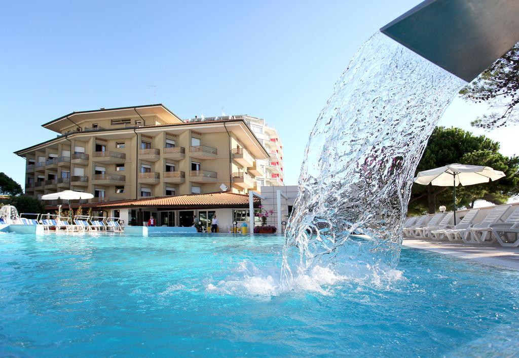 Hotel Bristol Lignano Sabbiadoro Eksteriør billede